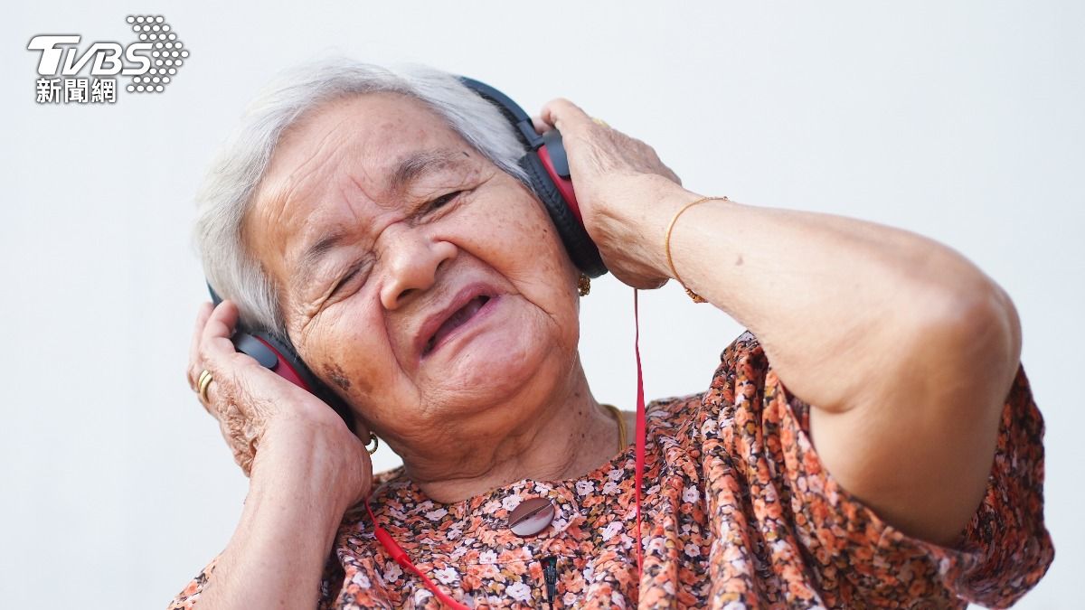 聽歌也能抗老化!研究揭「音樂活動」護腦力:失智風險降39%