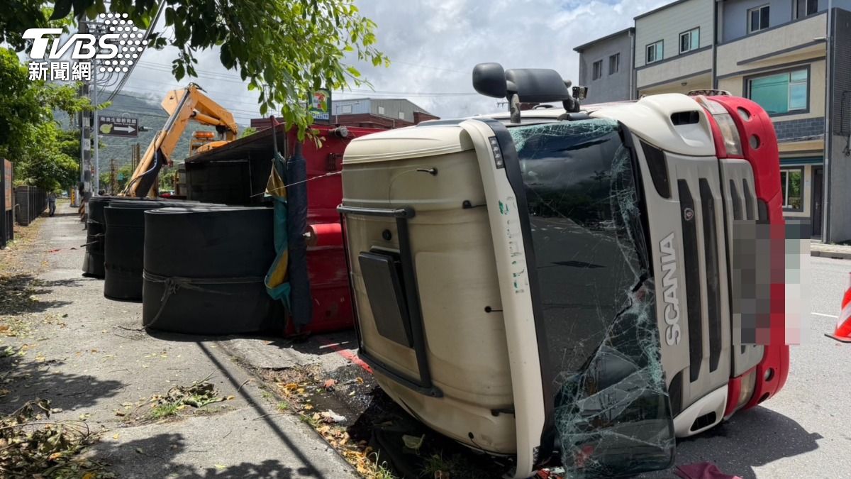 有片／宜蘭曳引車「轟然側翻」！過彎猛衝路邊　驚險畫面曝
