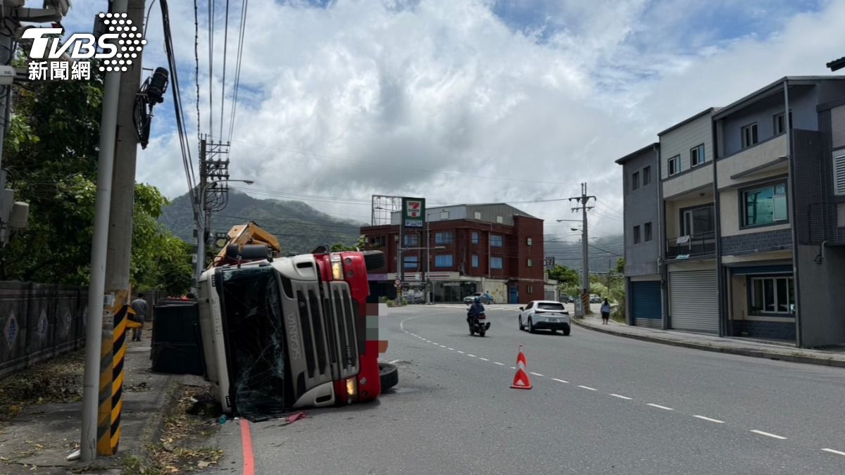 駕駛彭男在事故中受輕傷,隨後送往花蓮慈濟醫院治療。(圖/TVBS)