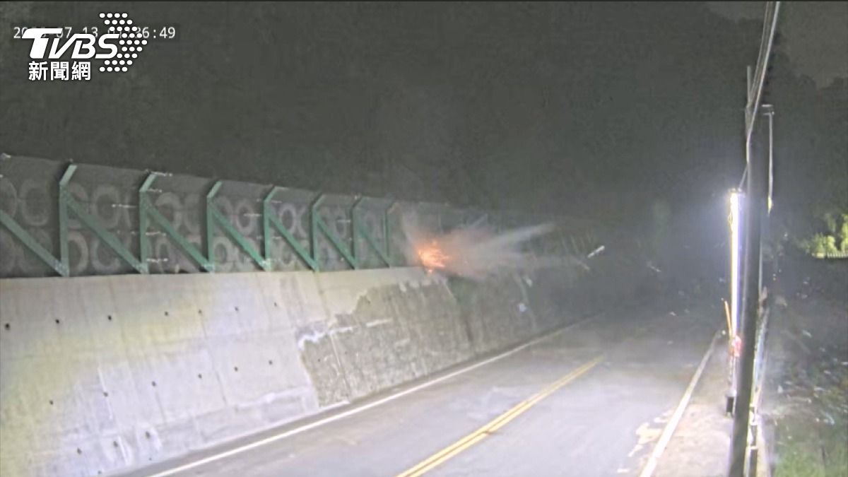 大湖山路驚見「暗夜火光」!轎車大巨石滾落 撞護欄瞬間全錄下。(圖/TVBS)