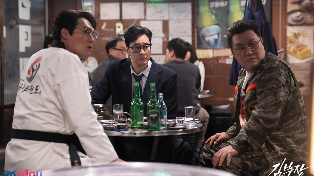 Netflix韓劇《金特務:本色回歸》蘇志燮、崔代勳、尹敬浩三人有不少回憶戲。(圖/SBS提供)