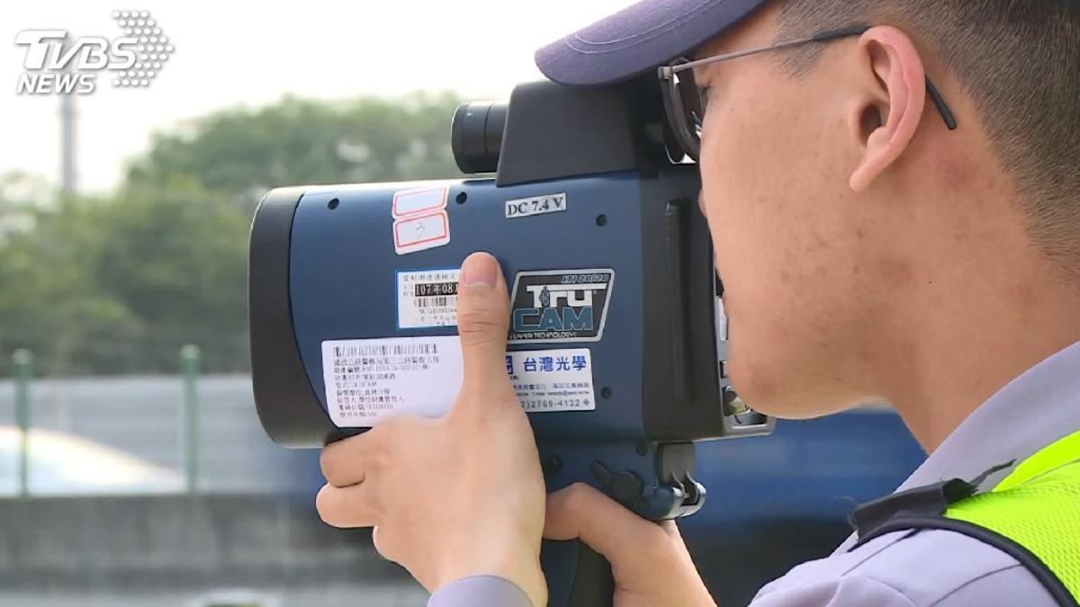 近期台灣因內政部重新檢討測速照相設置標準,以及政府針對雷射防護罩祭出取締措施,再度讓測速執法成為車友熱議焦點。(圖/TVBS資料畫面)