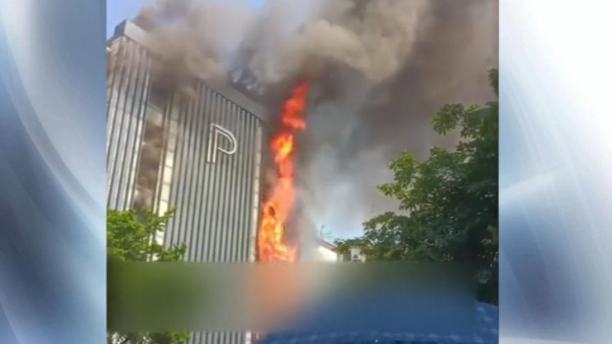 廣州一家酒店於12日上午9點多發生外牆火警,整棟酒店外牆的大片招牌猛烈燃燒,火舌順著外牆裝飾材料一路向上竄升。(圖/微博)