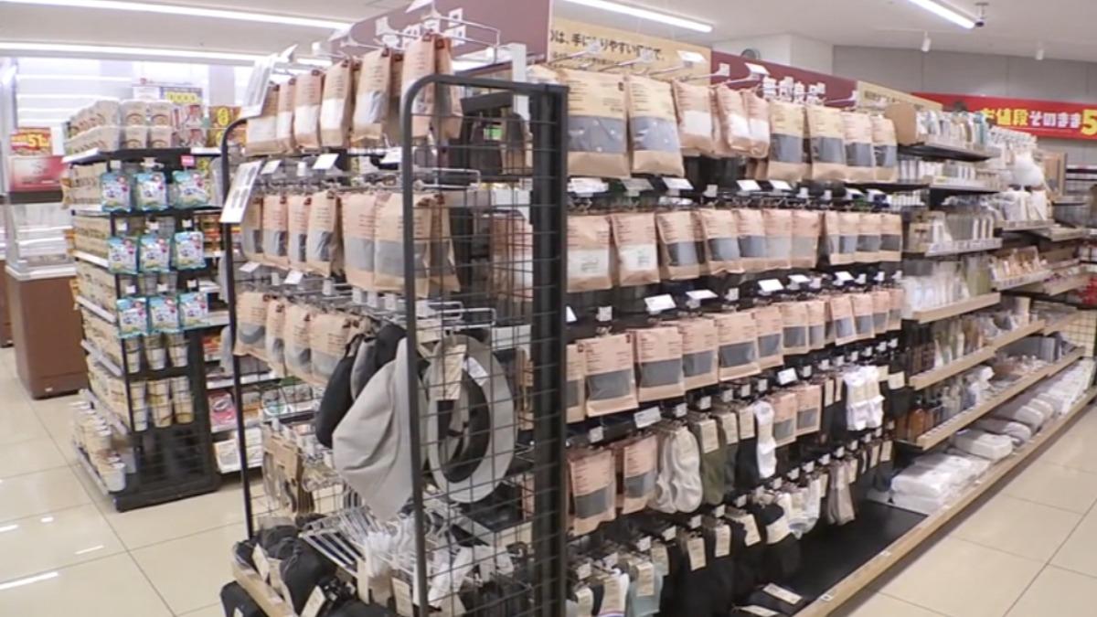 日本各大超商拚轉型,搶攻服飾商機。(圖/日本TBS)