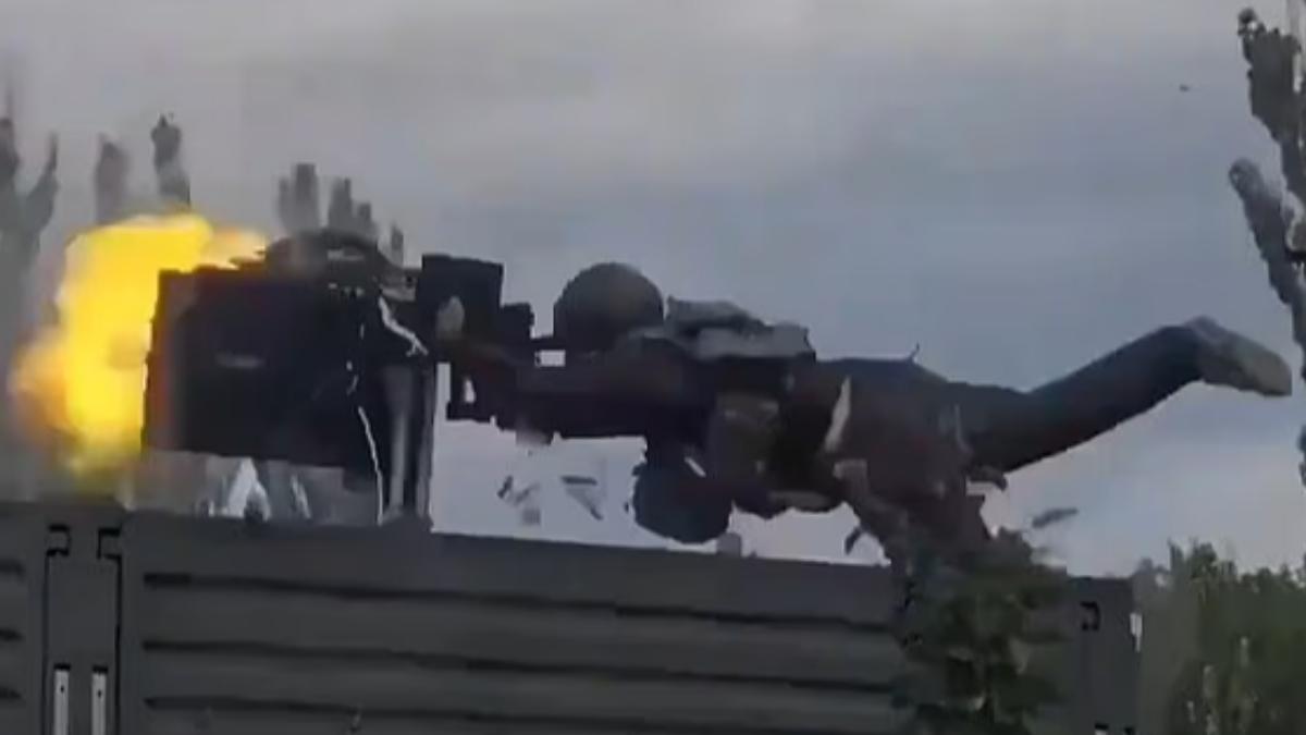 俄羅斯軍隊演習竟然大翻車，當場上演絕命終結站！（圖／翻攝自每日郵報）