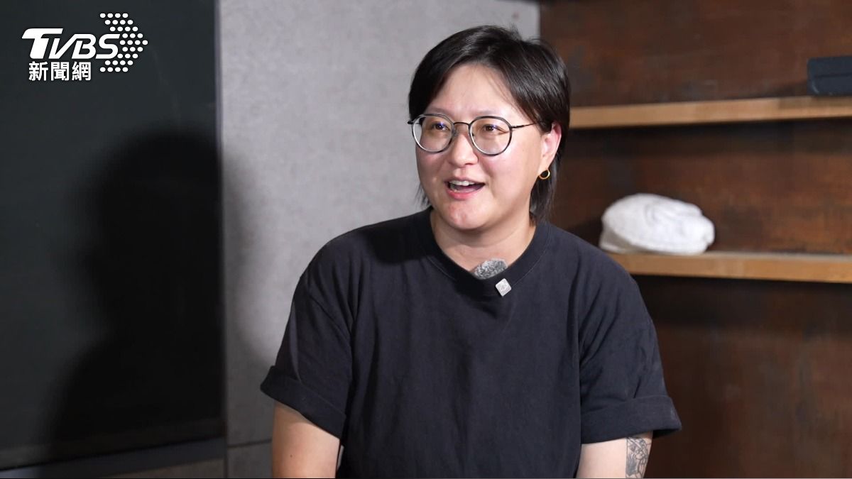 美術場景設計師董育廷負責蟒蛇設計。（圖／TVBS）
