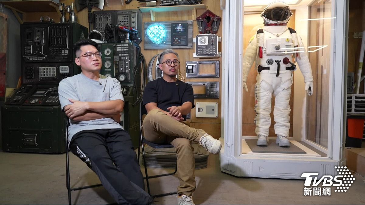 拼拼藝術工作室張以昕（阿光）、謝政霖負責蟒蛇製作。（圖／TVBS）
