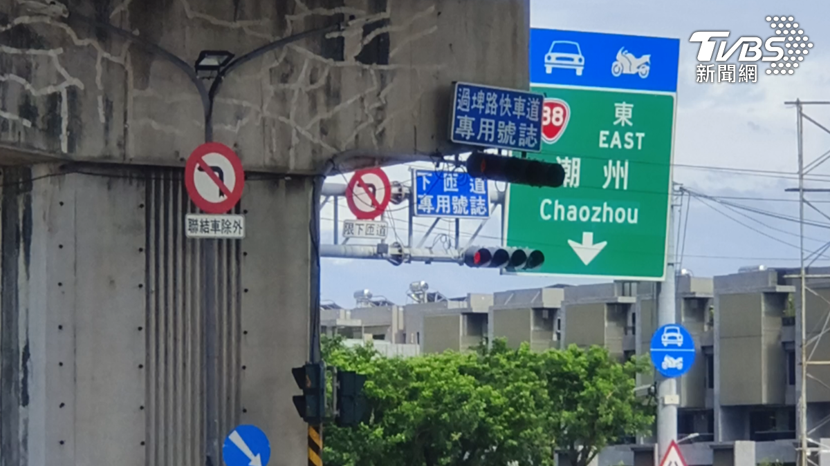 現場告示牌標誌明確標示除了聯結車外,其餘車輛禁止左轉。(圖/TVBS)