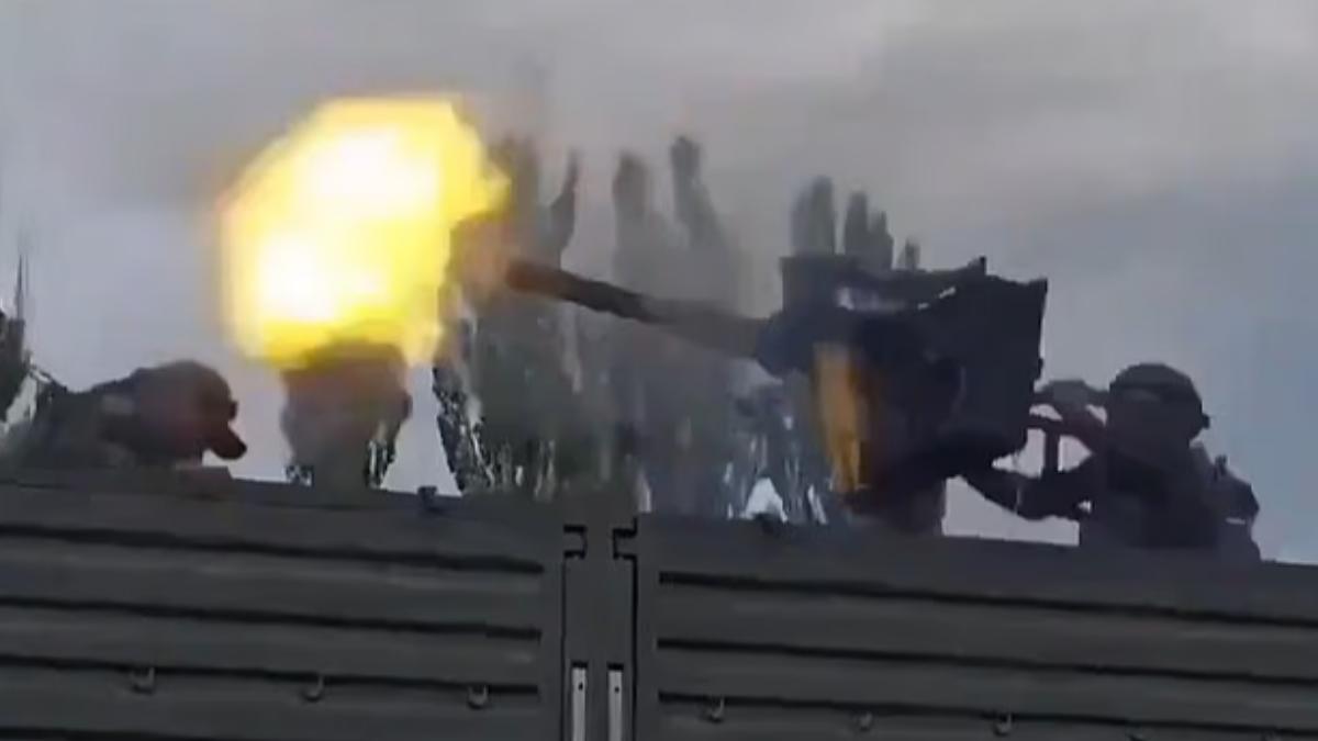 這名軍人在制伏機槍後,竟然直接伸手去觸摸剛剛經歷瘋狂自動射擊的「滾燙槍管」。(圖/翻攝自每日郵報)