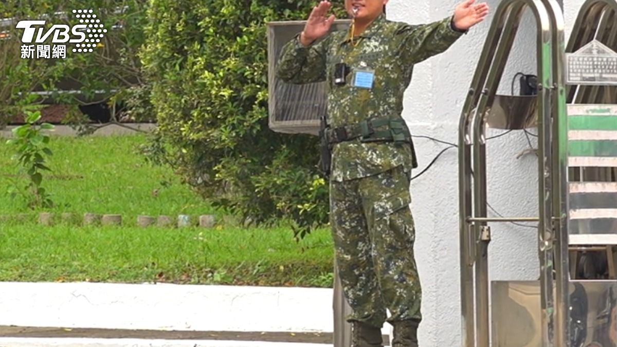 國防部規劃今年9月起,將陸續把5處軍事院校的大門衛哨委外,由民間保全公司負責。(圖/TVBS)