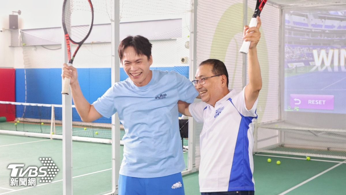 三峽運動中心推出AI羽球機，黃鐙輝（左）、侯友宜（右）搶先體驗。（圖／新北市府提供）