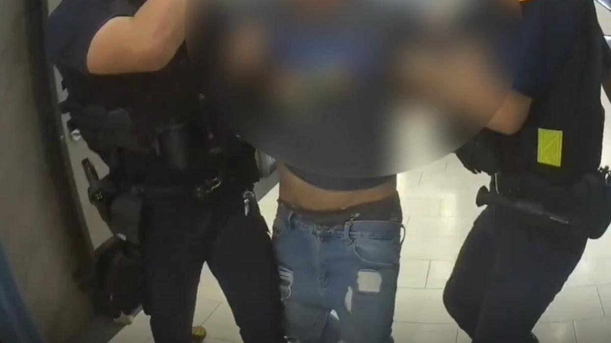 男子喝醉酒不聽勸說還襲警，遭警方依強制力壓制。（圖／TVBS）