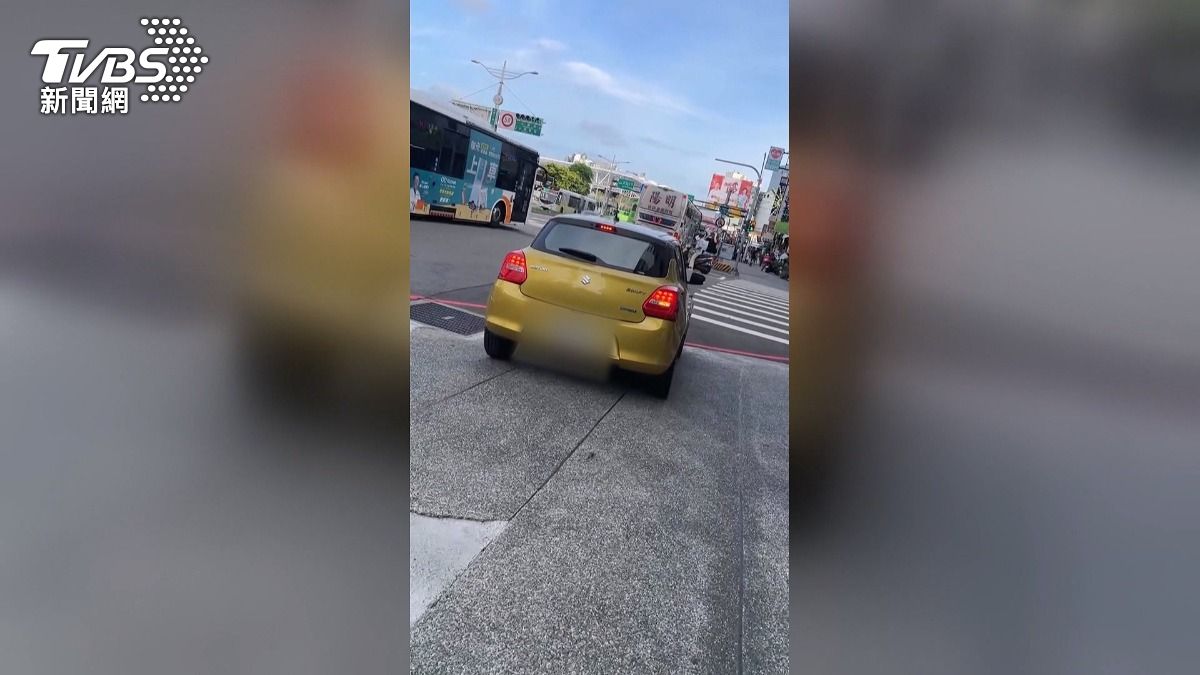 小車狂開人行道嚇壞行人！台中火車站違規亂象　店家：機車還飆車。(圖／TVBS)