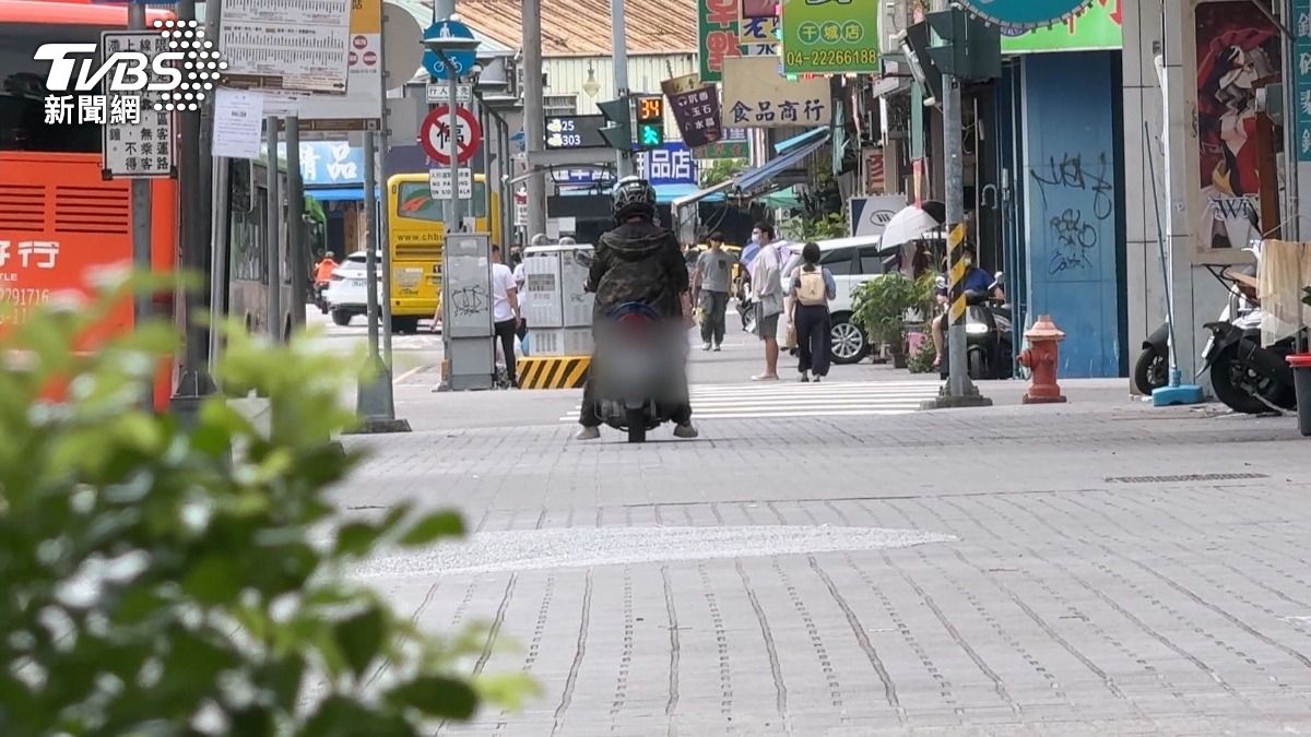 無視行人！台中小車「開上人行道」嚇壞路人。(圖／TVBS)