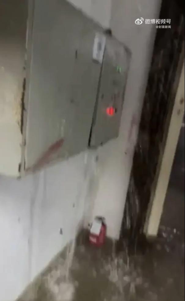 水隨著管線傾瀉而下,導致地下停車場淹水。(圖/翻攝自封面新聞)