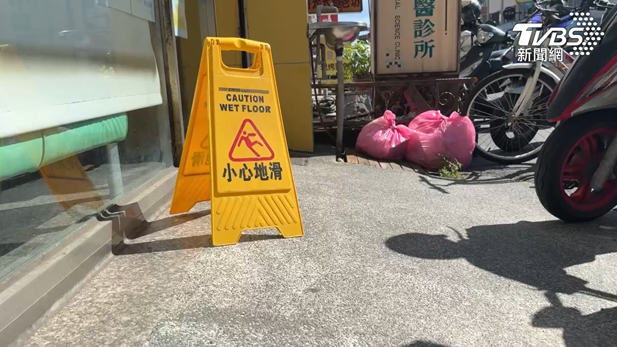 被點名的診所在事發後，門口已增設提醒標語，並擺放小心地滑的告示牌。（圖／TVBS）