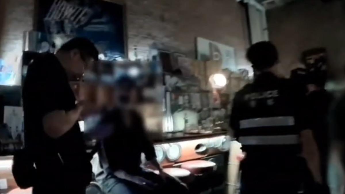 兩名外籍男子相約喝酒結果爆發衝突。（圖／TVBS）
