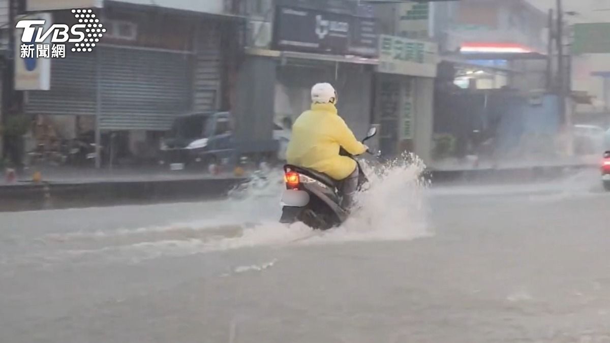 斗六市雲林路二段目前道路積水嚴重。（圖／TVBS）