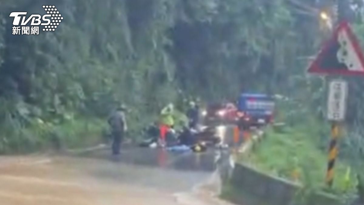 21歲女子摔車跌落排水設施,頭部重創亡。(圖/TVBS)