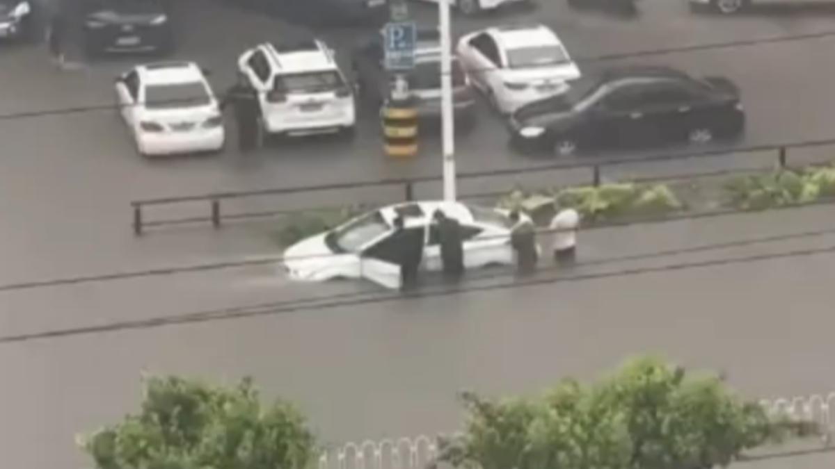 巴威強降雨狂轟瀋陽!市區積水超過膝蓋 社區地下車庫慘遭殃