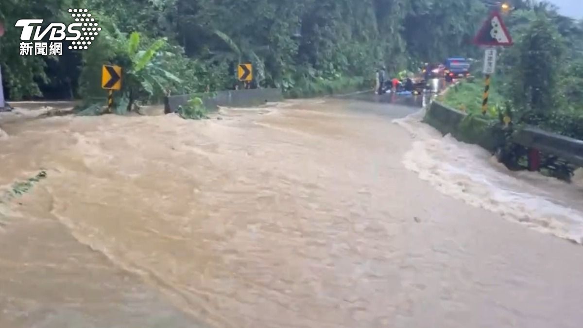 路面不敵豪雨出現積淹水情況。(圖/TVBS)