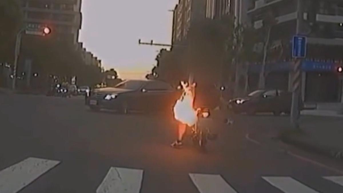台南一名騎士騎乘交車僅3天的無改裝檔車準備待轉時，車尾突然竄出火苗。（圖／翻攝_WoWtchout）