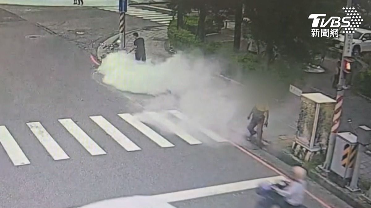 所幸事發地點緊鄰派出所，員警迅速拿著滅火器撲滅火勢。（圖／TVBS）