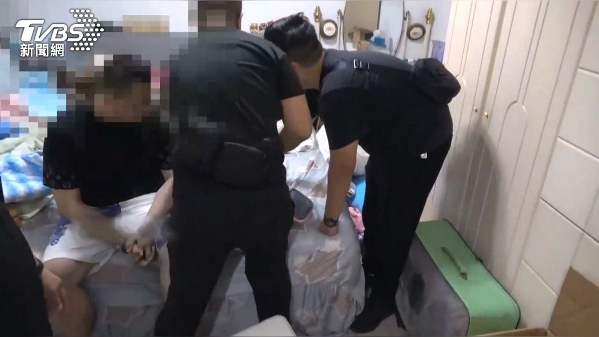  深夜攻堅驚醒毒蟲　槍毒全推給亡父。(圖／TVBS)