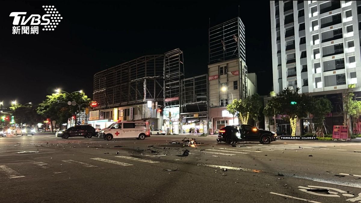 台中酒駕男闖紅燈撞6傷!保時捷車頭全毀 酒測值超標送辦。(圖/TVBS)