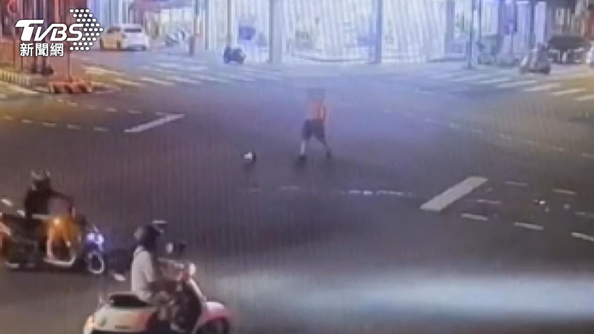 男光膀持刀揮舞車陣 警月牙叉戒備