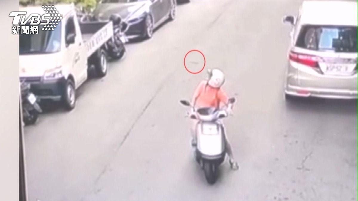 台中建案3度掉建材！鋼筋從天降砸機車　遭勒令停工重罰6萬。