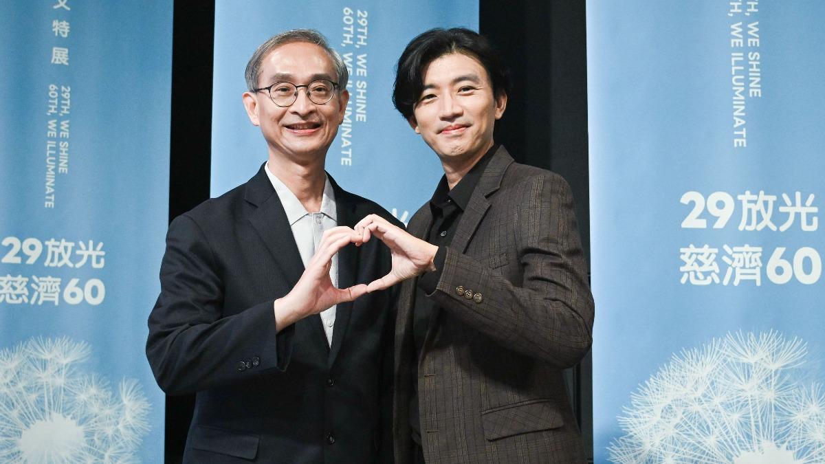 李啟誠醫師(左)同框曾少宗。(圖/大愛提供)