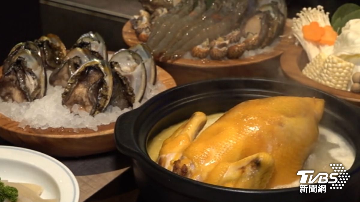 奢華粵式鮑魚雞湯鍋「鮑福記」,魚翅、花膠都能下鍋。(圖/TVBS)