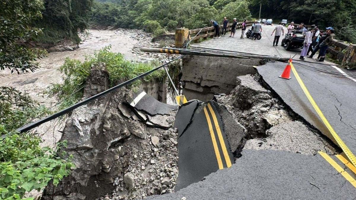 苗21線石壁橋路基掏空！苗栗東河村「7/14停班停課」