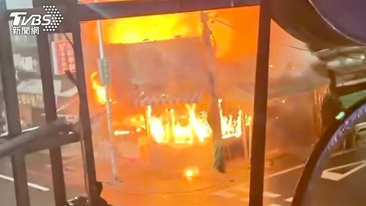 台東寶桑路上的素食麵店發生氣爆大火，周邊鄰居在窗邊放聲吶喊：失火了！（圖／脆友b325261提供）
