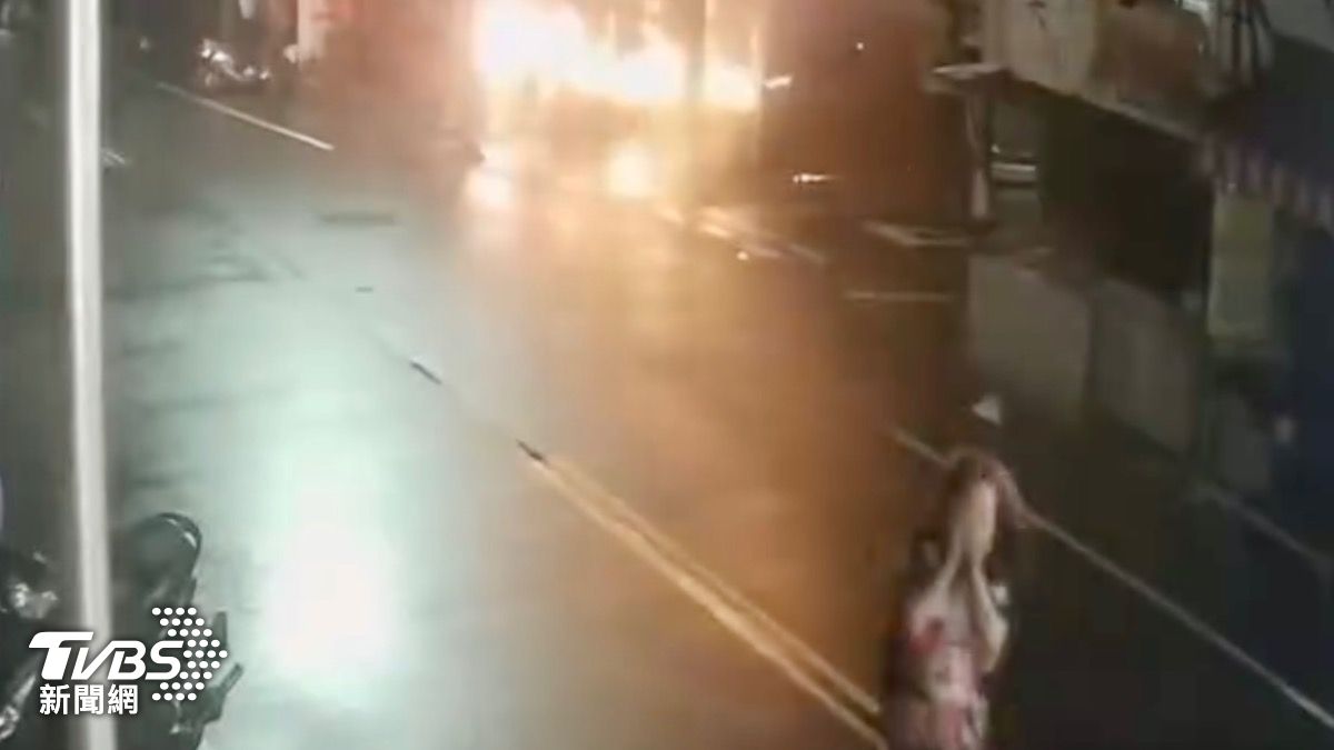 台東知名的轉角麵店發生大火，門口瓦斯桶不時發生氣爆，嚇得圍觀路人掩面竄逃。（圖／脆友b325261提供）