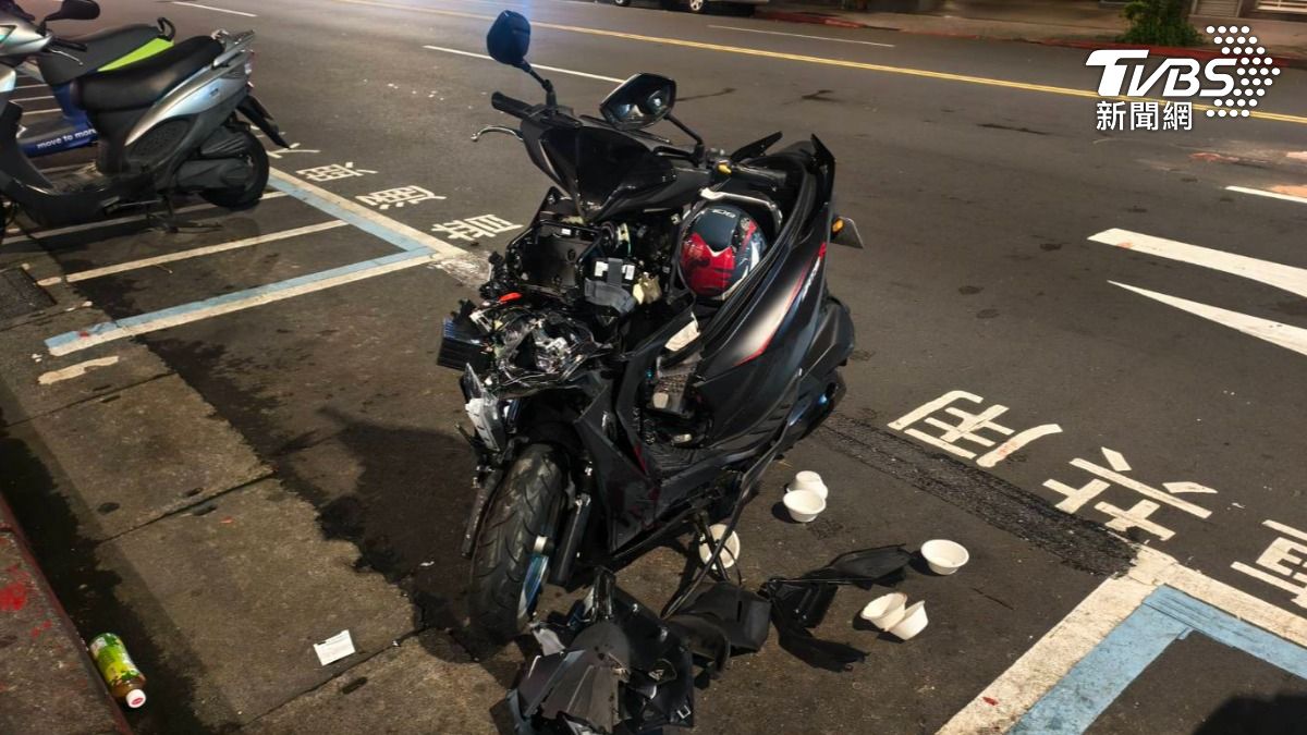 29歲的劉姓男子酒後騎乘普通重型機車，在行經民生西路與太原路口時，毫無減速直接撞上前方正在停等紅燈的自小客車。（圖／TVBS）