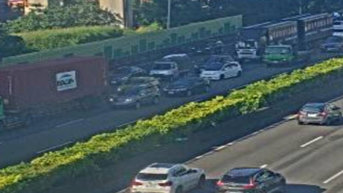 上班注意！國1「4車連環撞」碎片四散　車流回堵整段紫爆