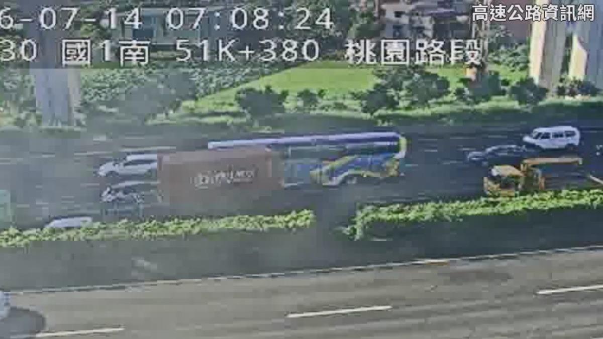 吊車趕抵現場。(圖/國道即時路況)
