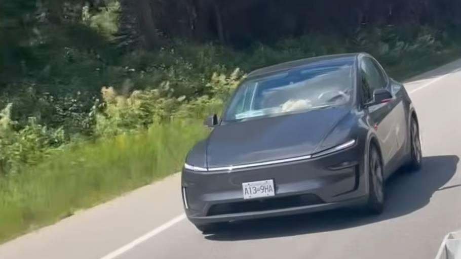 一輛Tesla Model Y行駛於橫貫加拿大公路(Trans-Canada Highway)時,駕駛竟疑似全程低著頭熟睡,車速約維持在100km/h。(圖/翻攝自Youtube)