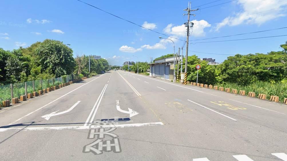苗栗縣竹南「全天路」因20米寬、雙向四線道卻長期限速50公里，加上設置固定測速照相，近年來被不少駕駛戲稱是「罰單大道」。（圖／翻攝自Google地圖）
