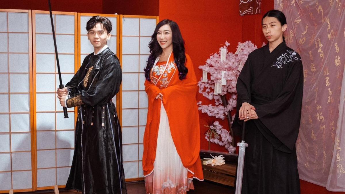 李宓（中）桌遊店開幕時還找黃豪平站台。（圖／翻攝自臉書）
