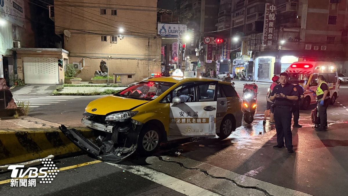 計程車車頭幾乎全爛。(圖/TVBS)