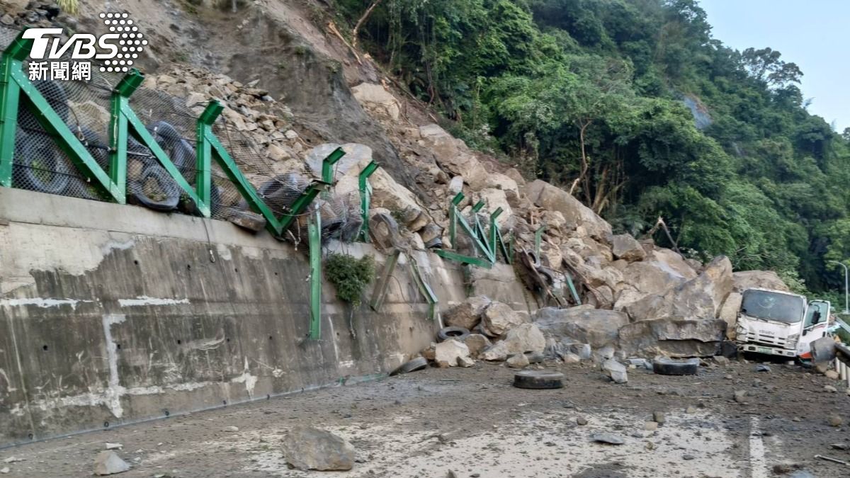 颱風剛走！苗62線千噸巨石深夜崩落　貨車遭夾擊硬生擠扁