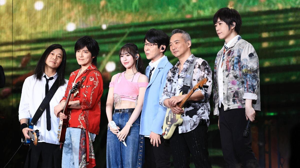 冠佑（右三）相當支持女兒小玫瑰的音樂夢，更讓她擔任五月天嘉賓。（圖／相信音樂提供）