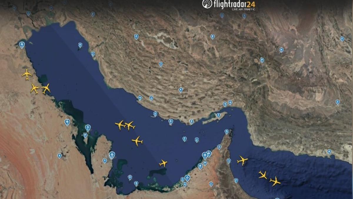至少逾10架美國軍機在波斯灣上空盤旋。　（圖／翻攝自FlightRadar 24）