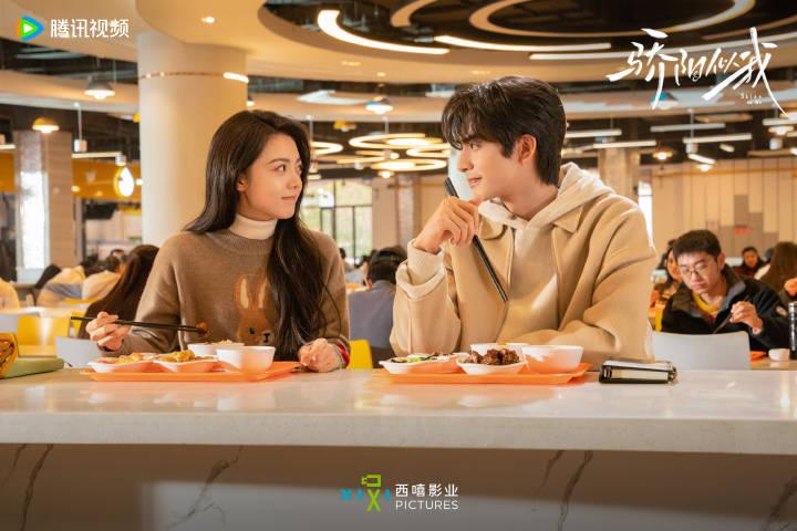 改編自人氣作家顧漫同名小說的《驕陽似我》,由宋威龍、趙今麥領銜主演,自開播以來便掀起追劇熱潮。(圖/翻攝自驕陽似我官方微博)