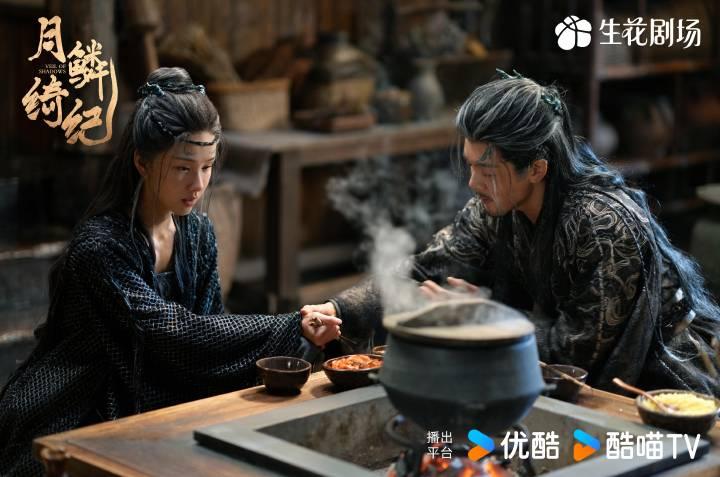 由鞠婧禕、曾舜晞、陳都靈領銜主演的《月鱗綺紀》,改編自《聊齋志異》中的經典名篇〈畫皮〉,並巧妙融合《山海經》、《淮南子》及《西遊記》等古典神話元素,打造出橫跨人、妖、神三界的龐大奇幻世界觀。(圖/翻攝自月鱗綺紀官方微博)