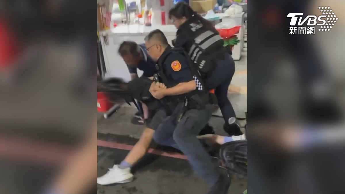 高雄市警方在火車站附近逮捕到一名騎士毒駕,當時他連人帶車停在路口恍神,直到警方下車攔查,壓制騎士的時候,騎士一度極力反抗(圖/翻攝Threads@z82605)