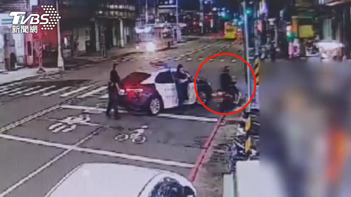 呂姓騎士在機車停等區都已經綠燈,仍整個人石化動也不動,因此警方原本好意,停車上前關心,騎士驚醒立刻加足油門離開(圖/TVBS)